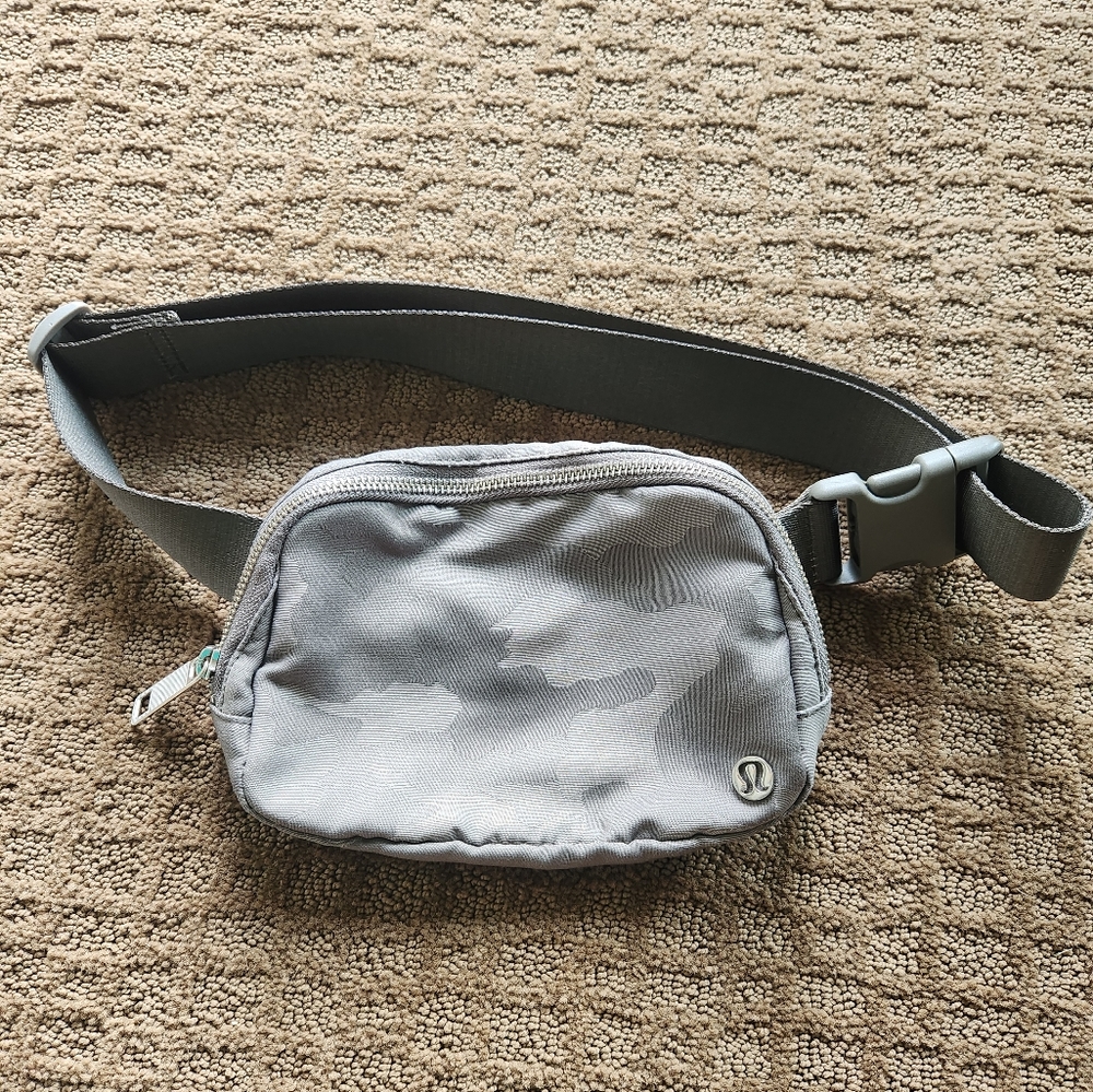 Lululemon everywhere belt bag